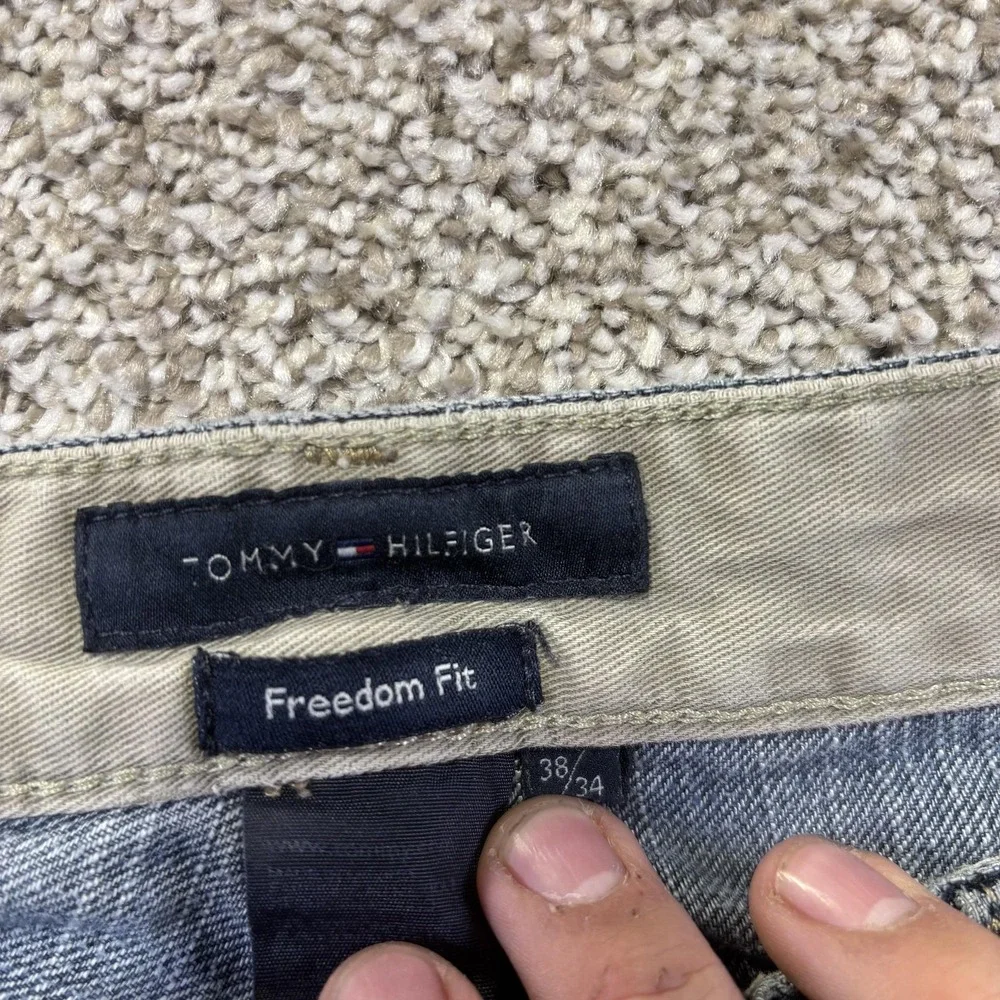 Tommy Hilfiger Freedom Fit Jeans Mens 38x32 Blue Med Wash Relaxed Straight Denim